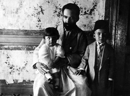 Altı yaşındayken babası Mehmet Necati Bey’in yanında, kardeşi Sabahat’le, 1922.
